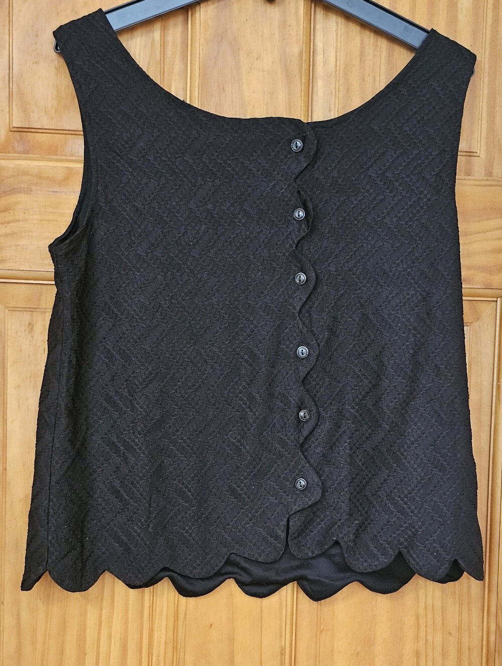 Lily White Women's Black Textured Scallop Hem Sleeveless Button Front Top Size S